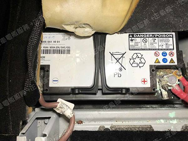 【台北】MERCEDES BENZ賓士 R-Class R350 CDI 柴油版 W251 2007年 原廠電瓶 BENZ AGM 95AH 850A(EN) 更換 汽車電池 德國MOLL莫爾 AGM 81095 95AH 850A(EN) IMG_3183