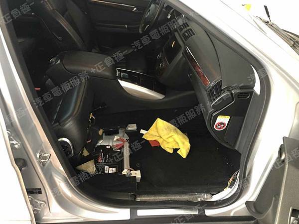 【台北】MERCEDES BENZ賓士 R-Class R350 CDI 柴油版 W251 2007年 原廠電瓶 BENZ AGM 95AH 850A(EN) 更換 汽車電池 德國MOLL莫爾 AGM 81095 95AH 850A(EN) IMG_3182