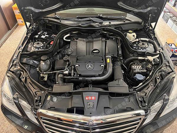 【台北】MERCEDES BENZ賓士 E-Class Estate E250 CGI 五門旅行車 S212 2011年 原車電瓶 韓製A1 EFB100 100AH 850A 更換 汽車電池 德國MOLL莫爾 AGM 81095 95AH 850A(EN) IMG_8260