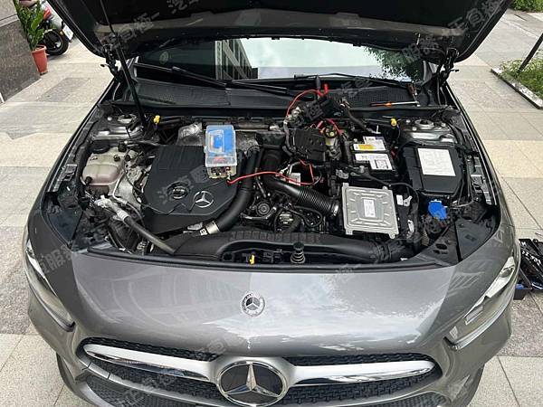 【台北】MERCEDES BENZ賓士 A-Class A200 W177 2018年 原廠電瓶 德製MOLL莫爾 AGM 70AH 720A(EN) 更換 汽車電池 德國MOLL莫爾 AGM 81070 70AH 760A(EN) IMG_9237