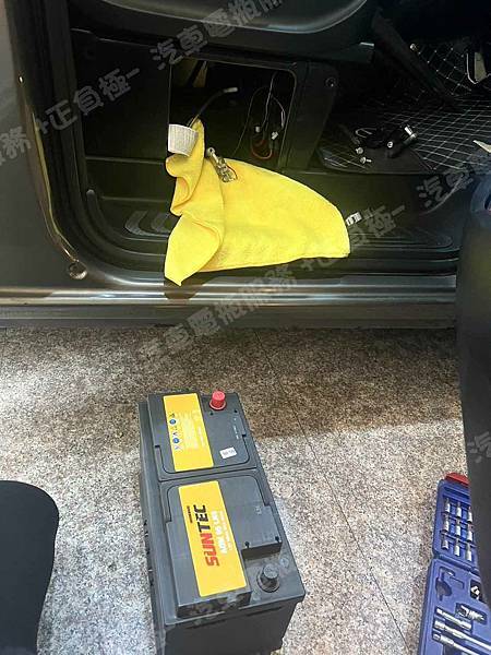 【台北】MERCEDES BENZ賓士 V-Class V250d W447 2015年 原廠電瓶 AGM 95AH 850A(EN) 更換 汽車電池 韓國SUNTEC AGM 95 LN5 95AH 850A(EN) IMG_6239