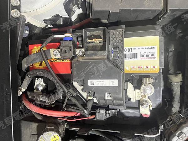 【台北】MERCEDES BENZ賓士 GLB250 4MATIC AMG X247 2020年 原廠電瓶 AGM 80AH 800A(EN) 更換 汽車電池 奧地利BANNER紅牛 AGM 58001 80AH 800A(EN) IMG_8260
