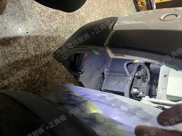 【台北】VOLVO富豪 XC40 T4 R-Design 2019年 Auxiliary battery輔助小電池 原廠 VOLVO AGM 10AH 170CCA 更換 VARTA華達 德製 AGM YTX12-BS 10AH 150A(EN) IMG_8440