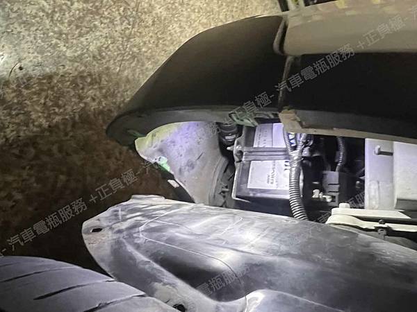 【台北】VOLVO富豪 XC40 T4 R-Design 2019年 Auxiliary battery輔助小電池 原廠 VOLVO AGM 10AH 170CCA 更換 VARTA華達 德製 AGM YTX12-BS 10AH 150A(EN) IMG_8438