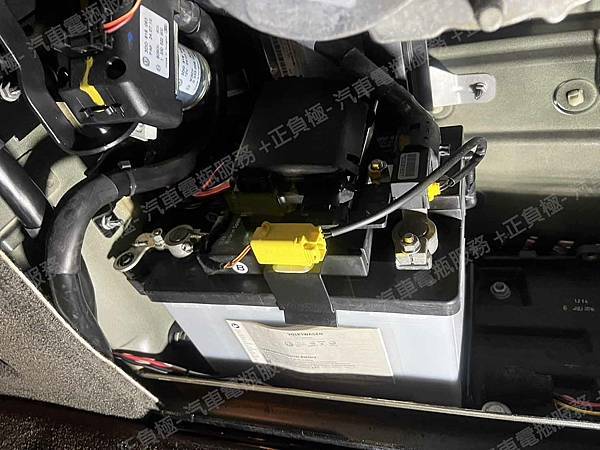 【台北】BENTLEY賓利 Continental Flying Spur 6.0 W12 2010年 Auxiliary battery輔助小電池 原廠 60AH 480A(EN) 更換 汽車電池 日本KAWASAKI川崎 銀合金 55059 / LN1 50AH 400A(EN) 【到府更換】 IMG_8403