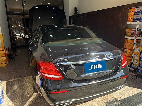 【台北】MERCEDES BENZ賓士 E-Class Sedan E250 Avantgarde W213 2018年 原廠電瓶 AGM 70AH 720A(EN) 更換 汽車電池 韓國SUNTEC AGM 80 LN4 80AH 800A(EN) IMG_8463