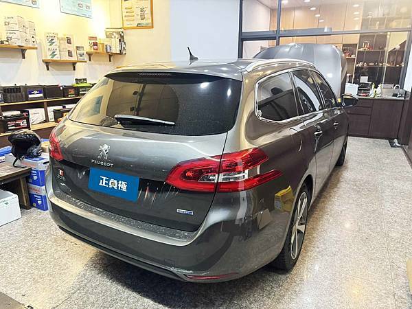 【台北】PEUGEOT標緻 308 1.6 Blue HDi 柴油版 2015年 原廠電瓶 L3D AGM 70AH 760A(EN) 更換 汽車電池 奧地利BANNER紅牛 AGM 57001 70AH 720A(EN) IMG_8252