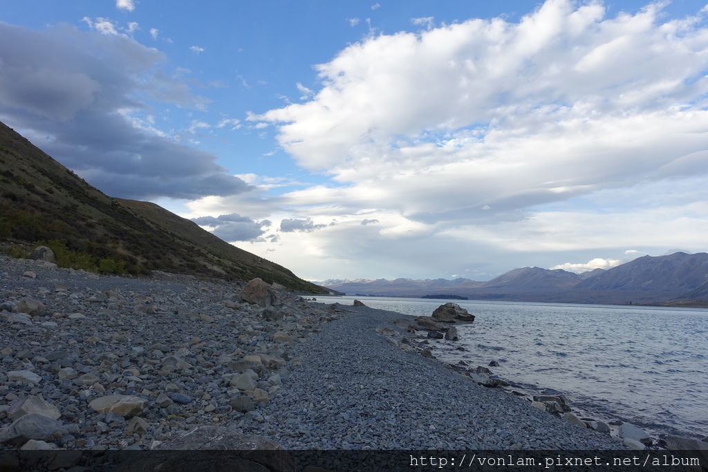 Lake Tekapo_Mount John path.JPG Lake Tekapo_Mount John path.JPG