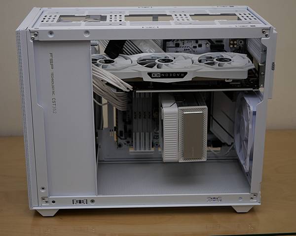 具獨立擴展倉設計 M-ATX 全漢 CST352(W)