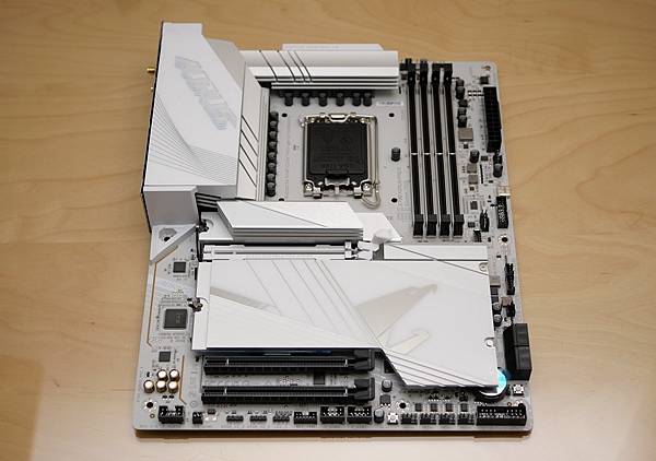 AORUS 首款白色 PCB Z790 AORUS PRO 