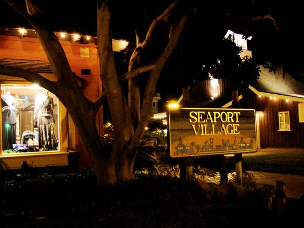sea port village的招牌（這真的是我們最常來的地方～～因為就在飯店後面）