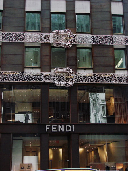 FENDI（也是貴婦的店，買不起壓～）