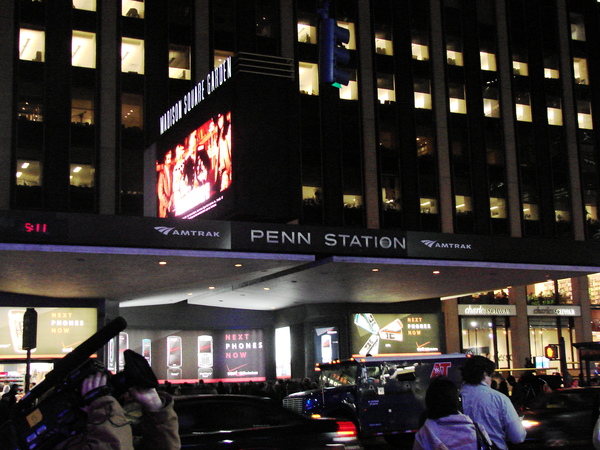晚上的penn station(它有超多出口的，這是其中一個)