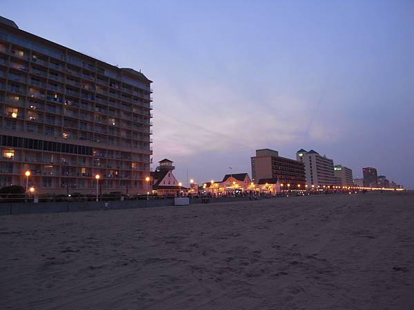 長長的沙灘 有一堆旅館