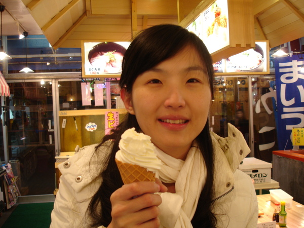 DAY1商店街上溫泉市場的霜淇淋(第1支~普普).JPG
