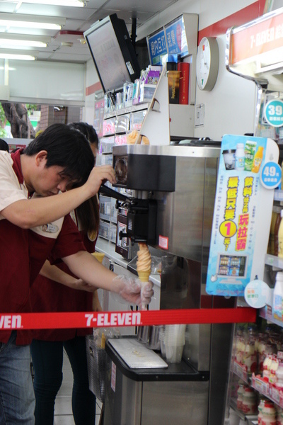 7-11(福榮門市)：7-11哈密瓜霜淇淋│士林福榮店│夕張產│北海道霜淇淋