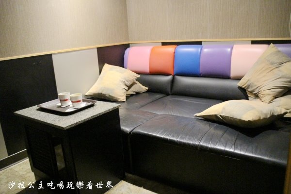 西門町萬年大樓 團體影廳式包廂 U2電影館 萬年館 看電影附飲料 躺著看電影 獨立包廂 聚餐 求婚 約會 24小時營業 沙拉公主吃喝玩樂看世界