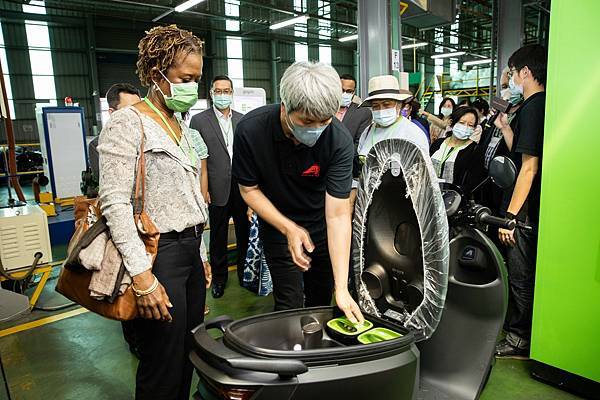 2.使節團團長聖克里斯多福及尼維斯駐臺大使哈菁絲(左一)體驗宏佳騰領先智慧科技的智慧電車.jpg