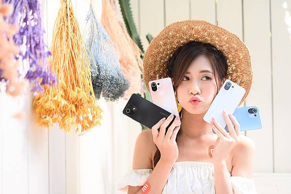 Xiaomi_11_Lite_5G_NE提供糖果藍、蜜桃粉、雪花白、松露黑四種亮眼色系，將於10月8日於正式開賣。.jpg