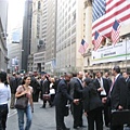一群人站在紐約証劵交易所...ㄟ...不知他們在幹麻