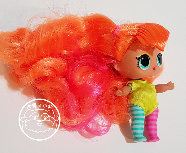 大尾小仙LOL驚喜寶貝娃娃側面.png