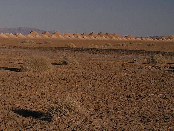 Bristol Dry Lake 開採鹽礦留下的土堆