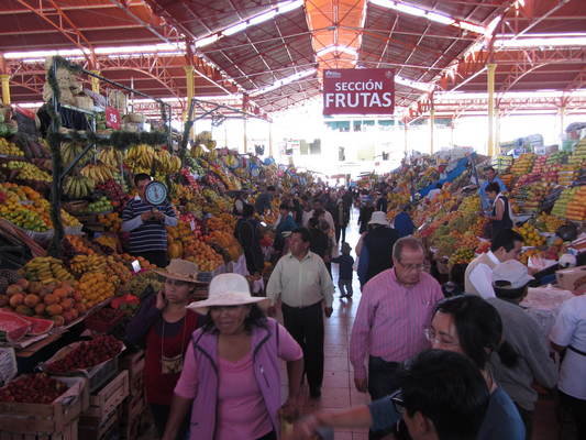 兩邊都是水果攤（San Camilo Market, Arequipa, Peru）