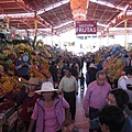 兩邊都是水果攤（San Camilo Market, Arequipa, Peru）