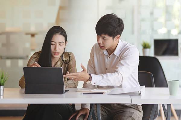 man-and-woman-in-a-meeting-3788874.jpg