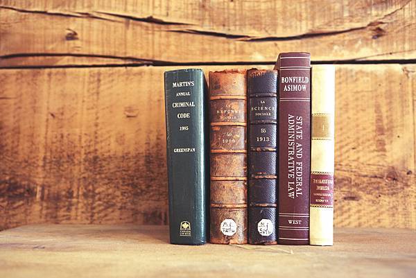 2015-04-Life-of-Pix-free-stock-old-books-wooden-shelves-leeroy