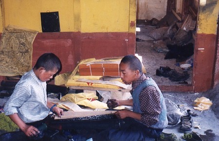 拉薩-哲蚌寺-印經的孩童