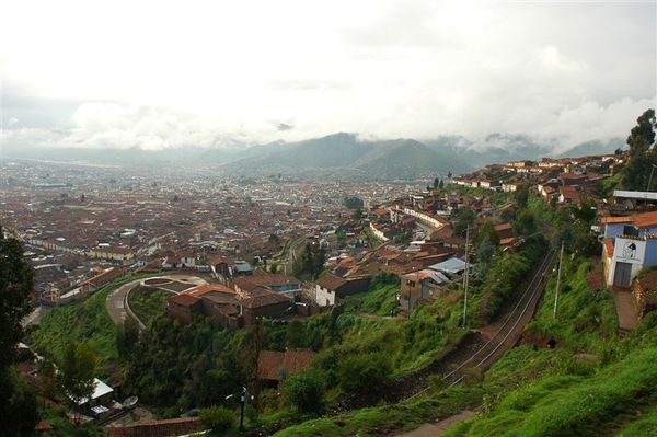 清晨的Cuzco，隱約可以看到之字形的路線。