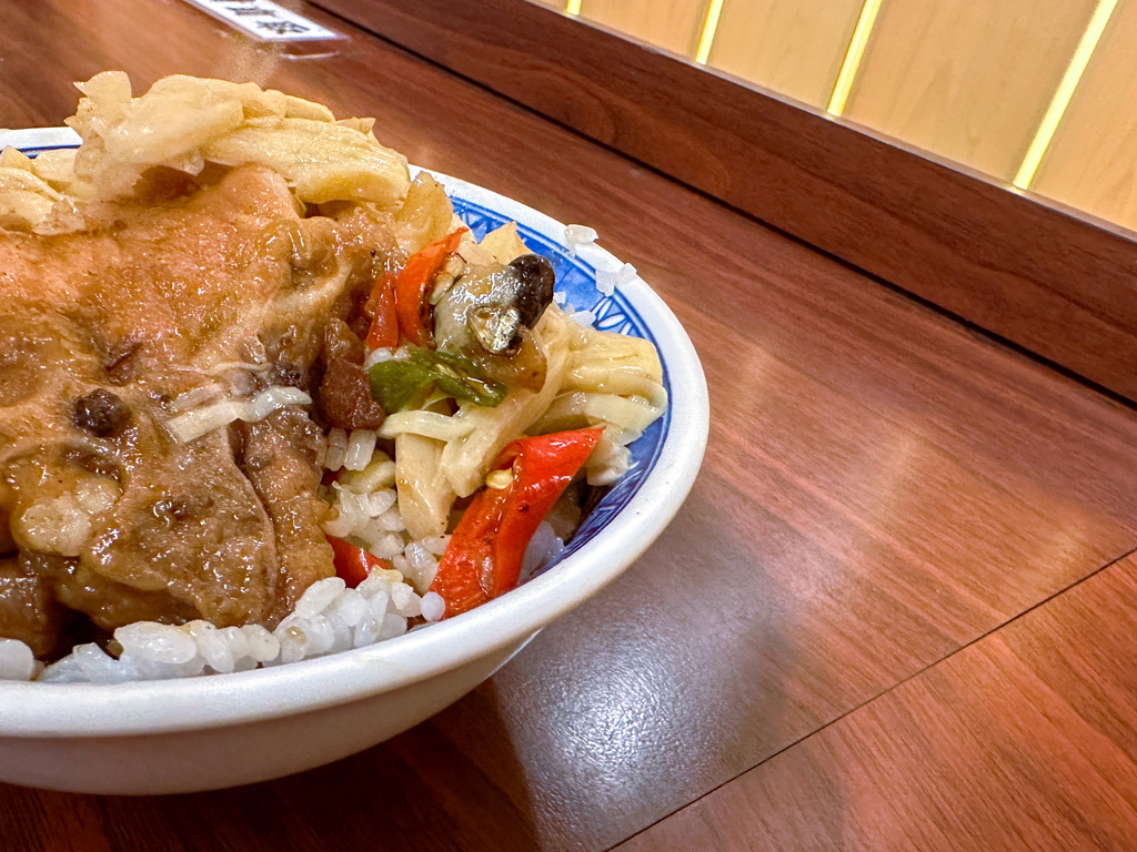 【新北】新莊－魯十二滷肉飯 辣中帶麻的麻辣滷肉飯，銅板價美食