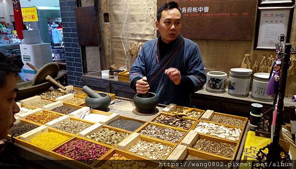 香料大桌及現磨作業.jpg