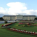 Schonebrunn_palace_flowers.JPG