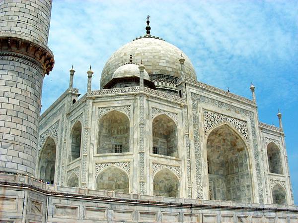 Taj_Mahal_sideview.jpg