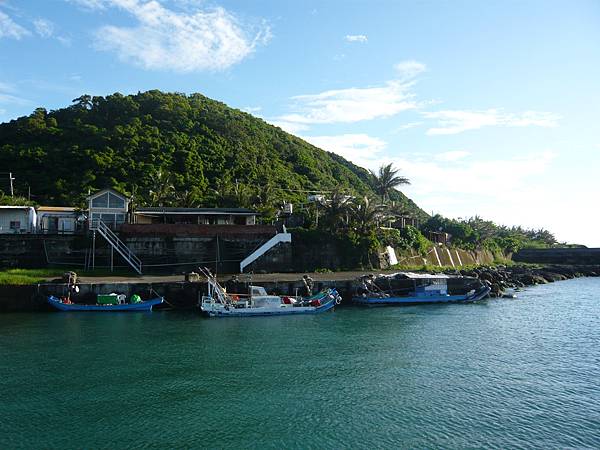 圖三：山海漁港旁的漁村仍然保有早期台灣漁村的生活氣息，還可以看到以礁石築砌的房子，黃昏時刻山海漁港更顯美麗(梁福聯提供).JPG