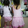 姐妹倆幫忙洗碗