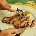 Arezzo&quot;郵局&quot;餐館之好吃到想把舌頭吞下去之炭烤多汁豬排