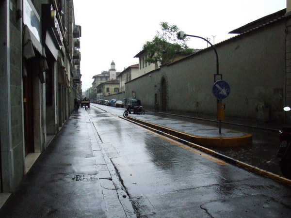 大雨滂沱之空空如也的翡冷翠街道