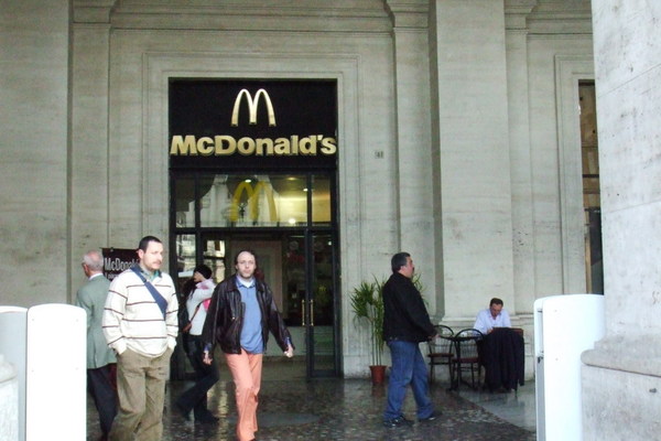 共和廣場周圍巡禮第一發之到處都有平民好友麥當勞