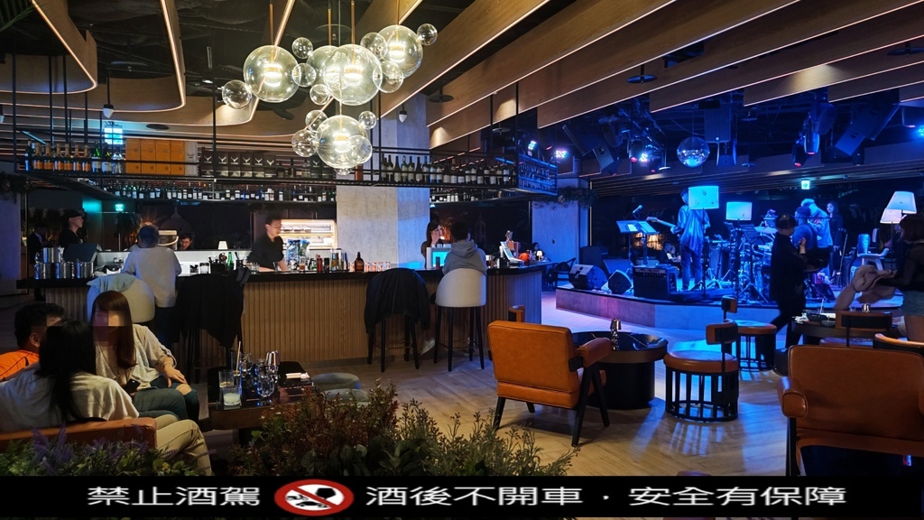 Oxi_oyster%26;wine_live_house_Live House_oxi餐酒館_信義區餐酒館_台北餐酒館_松仁路餐酒館_台北高級餐廳_信義區餐廳_台北音樂酒吧_OXItaipei_台北駐唱餐廳_餐酒館表演_台北live band酒吧_台北酒吧推薦_台北駐唱酒吧_音樂餐酒館_101餐廳_101餐酒館_市政府餐酒館 (5).jpg