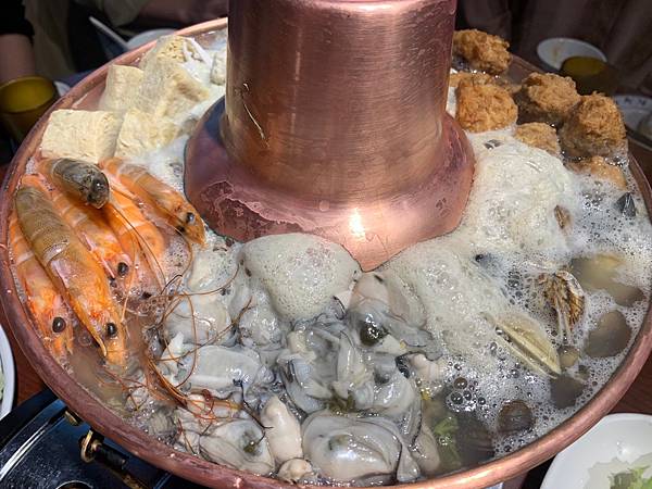 [食記] 新店山東小館 料多到滿出來的酸菜白肉鍋