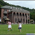 有寬敞的大草原可以讓小孩走跳.jpg