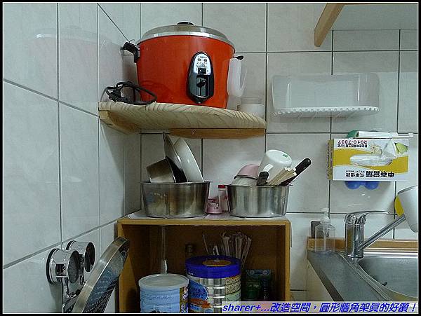小巧廚房加了層板...多了空間。碗盤暫時的棲息地，so good.jpg