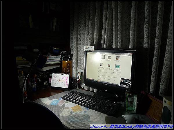 有了歐司朗Busky夾燈，晚睡的妞爸又可明亮看電腦囉.jpg