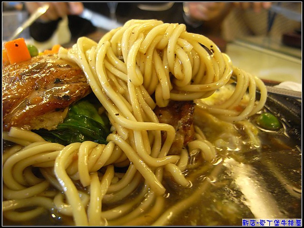 介紹一下...這家牛排的麵，是細麵... 大家公認的好吃！.jpg