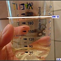 用妞的奶瓶量出200CC的溫熱水.jpg