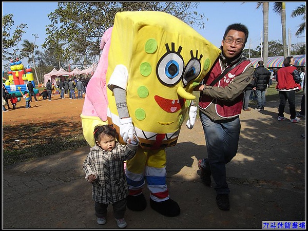 謝謝這位工作人員叔叔，一直叫妞要小心要看路唷～.jpg