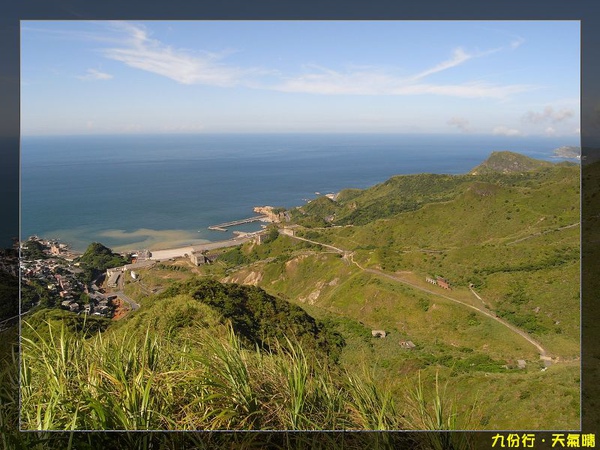 陽光照耀，山顯得翠綠，大海更藍，美景更讚！.jpg